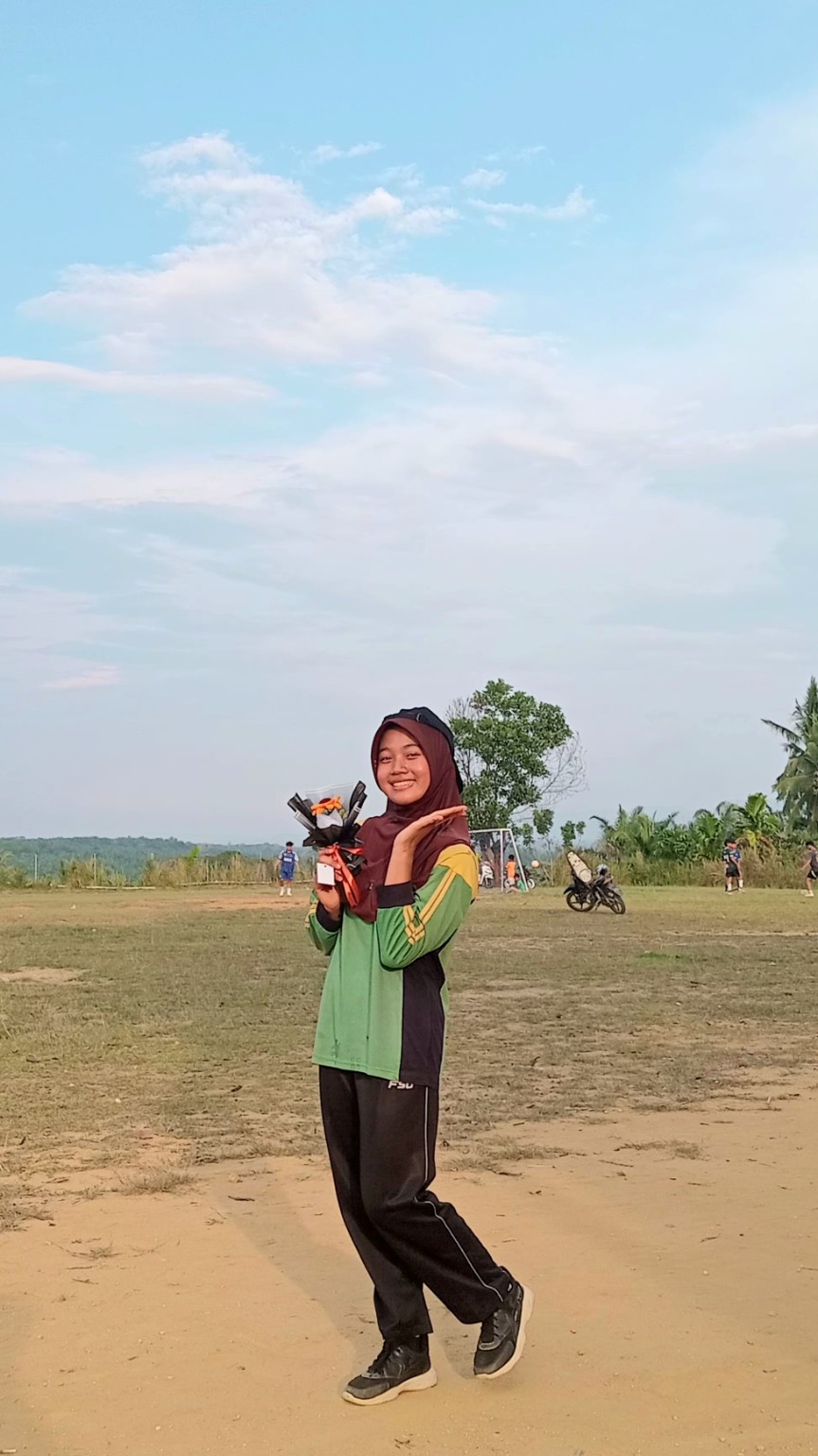 Foto Jesika di lapangan dengan jaket hijau